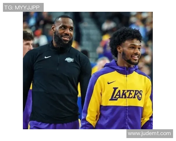 詹姆斯与足球明星的首次相遇引发了怎样的轰动与讨论