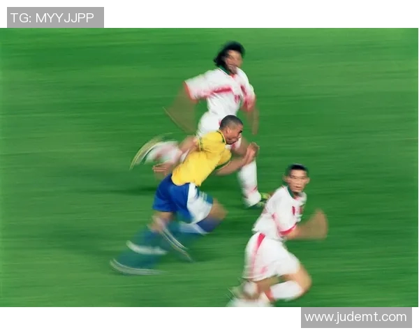 用纸折叠足球明星人物的详细教程与技巧分享